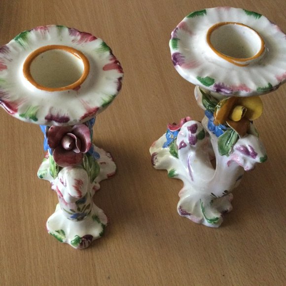 A Pair Italian ceramic porcelain candleholders hand painted applied 3D flowers - Picture 3 of 7